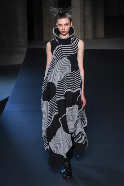 Look 16